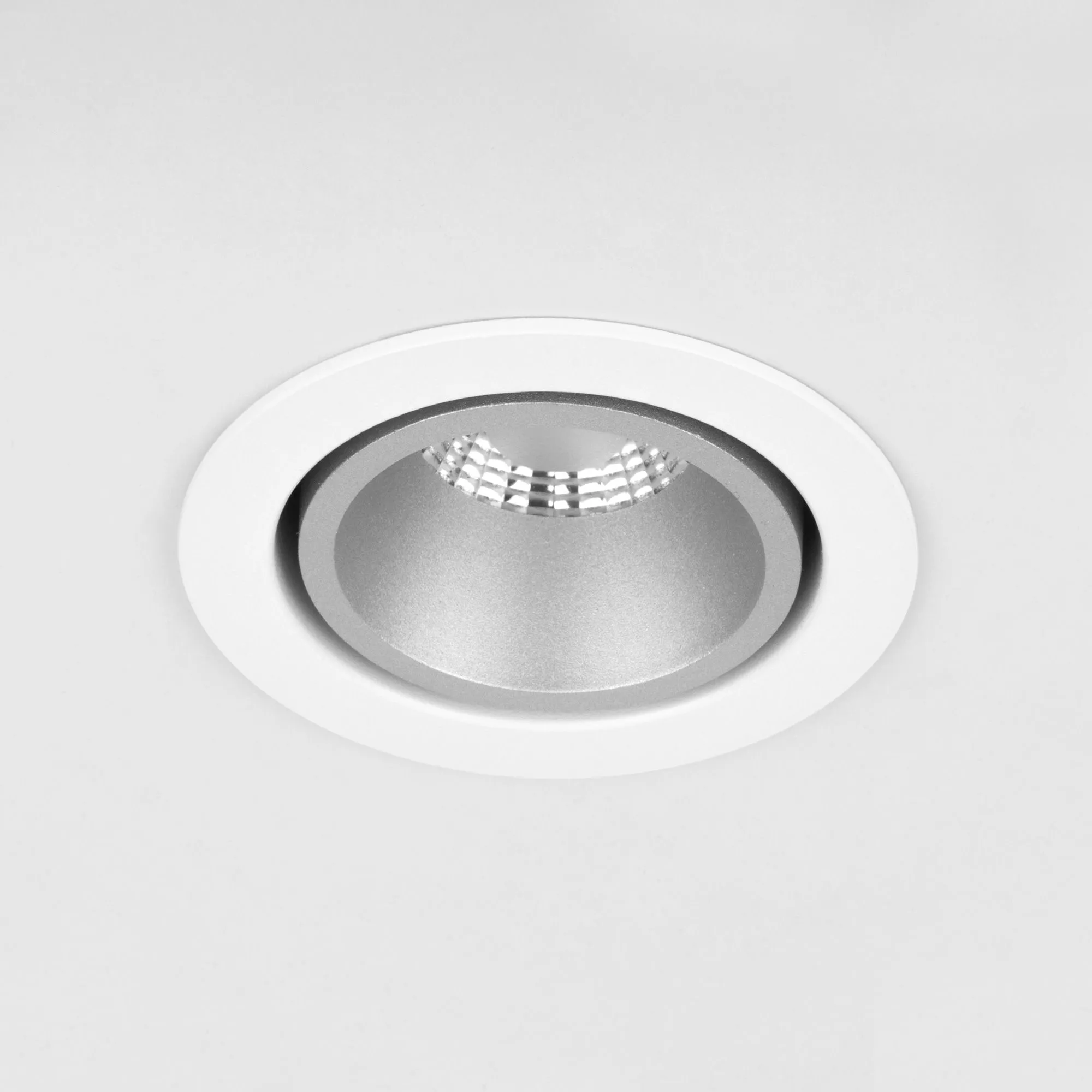 Точечный встраиваемый светильник Elektrostandard Nulla 15267/LED белый/серебро