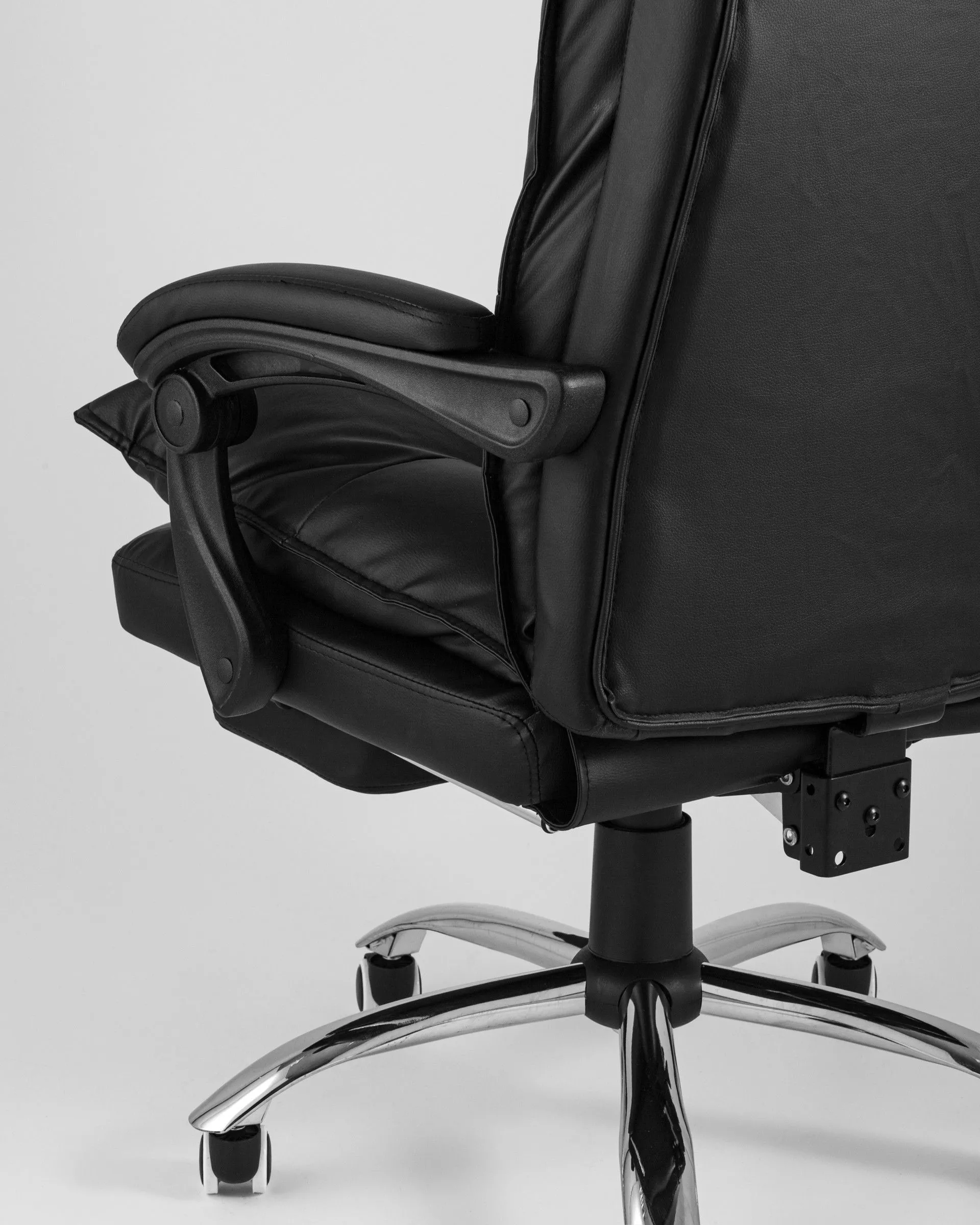 Кресло руководителя TopChairs Alpha черное с подставкой для ног