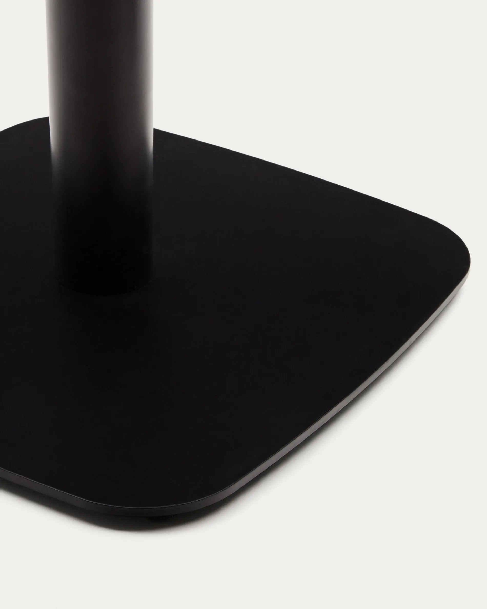 Квадратный уличный столик La Forma Dina белый на черном металлическом основании 68х70 177963