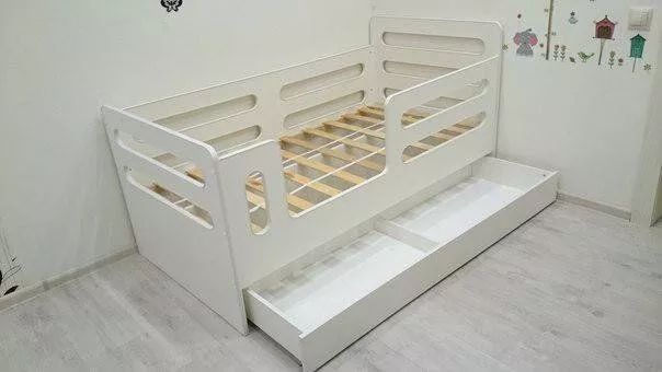 Кроватка-манеж горизонтали с ящиком белый