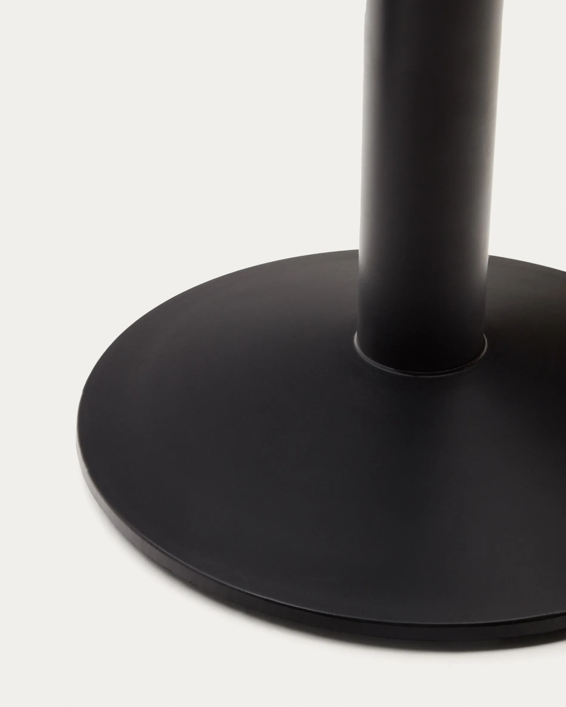 Круглый уличный столик La Forma Esilda черный на черном металлическом основании 68х70 177989